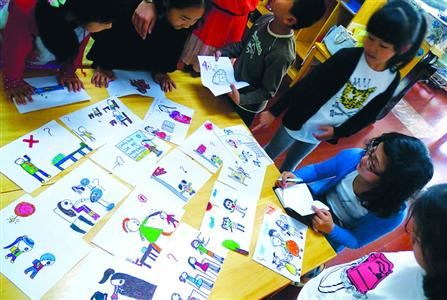□某幼儿园鼓励幼儿画出最关注的入学问题,作业多不多、老师凶不凶等成孩子关注热点。 /晨报记者 陈征 □某幼儿园鼓励幼儿画出最关注的入学问题,作业多不多、老师凶不凶等成孩子关注热点。 /晨报记者 陈征