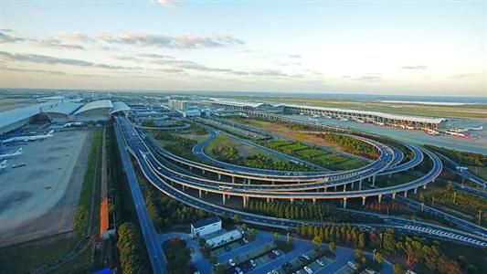 □浦东机场即将开始三期扩建,建成后将可满足年旅客吞吐量8000万人次的需求。 /晨报记者 殷立勤 1 □浦东机场即将开始三期扩建,建成后将可满足年旅客吞吐量8000万人次的需求。 /晨报记者 殷立勤 1