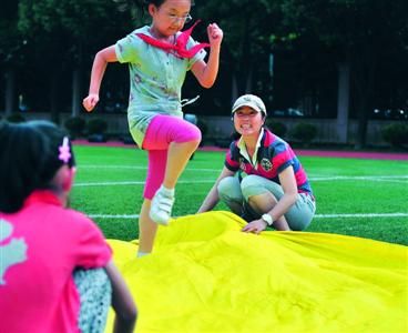 上海体育老师发现小学生上肢力量弱 设计倒立