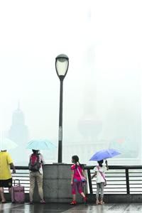 □申城昨天入梅,从外滩看陆家嘴一片烟雨蒙蒙。/CFP □申城昨天入梅,从外滩看陆家嘴一片烟雨蒙蒙。/CFP