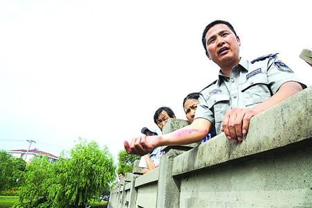 □参与救人的联防队员杨晓明(右)向区镇两级综治办领导介绍当时的情形。他手臂上还留着被水泥桥墩擦伤的痕迹。 /晨报记者 肖允 □参与救人的联防队员杨晓明(右)向区镇两级综治办领导介绍当时的情形。他手臂上还留着被水泥桥墩擦伤的痕迹。 /晨报记者 肖允