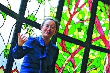 □丁凛是向明中学学生“心目中的好老师” /晨报记者 陈征 □丁凛是向明中学学生“心目中的好老师” /晨报记者 陈征