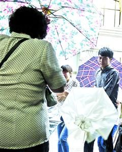 □昨日,本市多处下起暴雨。/晨报记者 肖允 □昨日,本市多处下起暴雨。/晨报记者 肖允