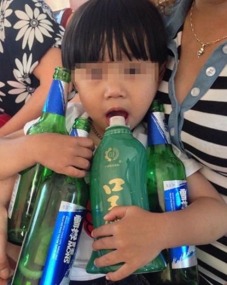 安徽一男童爱喝酒 一次喝一瓶被称酒仙