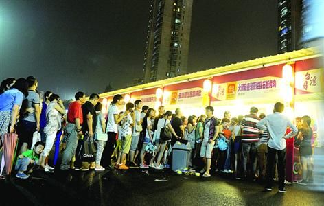 □昨晚的锦江乐园士林夜市,几乎每个摊头前都排着长龙。/晨报记者 何雯亚 □昨晚的锦江乐园士林夜市,几乎每个摊头前都排着长龙。/晨报记者 何雯亚