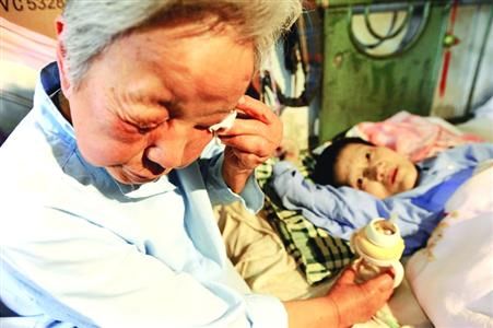 □金志一老人想到瘫患女儿今后的生活忍不住落泪 /晨报记者 吉建富 □金志一老人想到瘫患女儿今后的生活忍不住落泪 /晨报记者 吉建富