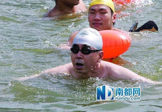 广州市长横渡珠江 现场高潮了(图)