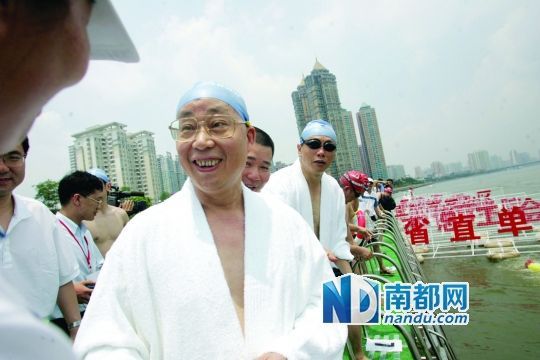 广州市长横渡珠江(图)
