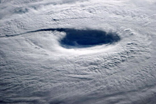 宇航员拍登陆日本的震撼台风眼