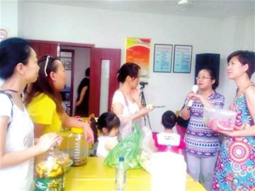 申城上班族用废弃蔬菜果皮自制环保酵素洗发水