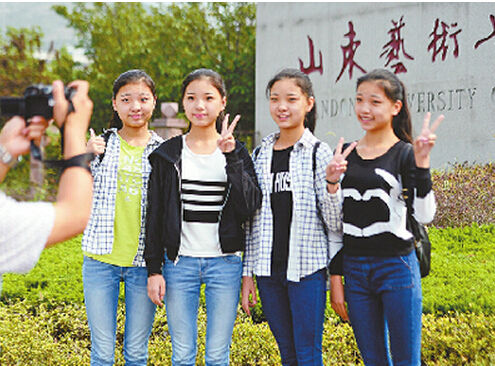 山东省济南市,山东省艺术学院大一新生报到,菏泽四胞胎"冰清玉洁"同时