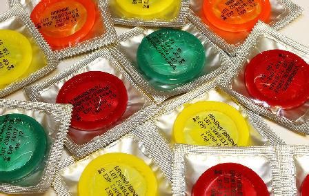 贵阳学院给新生发避孕5件套 详解如何正确使用