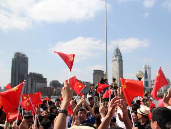 上海青少年庆祝新中国成立65周年升国旗活动