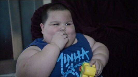 巴西3岁男童患暴食症体重达140斤 孩子暴饮暴