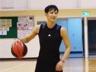 柯震东健康生活 与同事打篮球胸肌壮硕