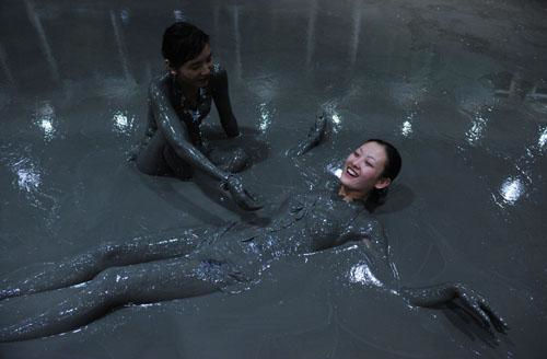 世界上最雷人的九大沐浴方式 黑泥浴