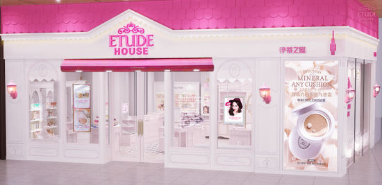 2015年开年,韩国第一彩妆品牌ETUDE HOUSE伊蒂之屋(www.etude.cn)将在西南部属其首家店铺成都太古里店(成都市锦江区中纱帽街8号 远洋太古里1层1312号商铺)。把梦幻粉嫩的潮流和最新的韩妆趋势带到成都。这也是ETUDE HOUSE伊蒂之屋继上海,北京,杭州,广州之后的全国第13家店铺。作为ETUDE HOUSE伊蒂之屋在西南第一家店铺,品牌选择在成都最为热门的潮流地标成都太古里开业,太古里作为春熙路之后,倍受年轻时尚人士欢迎的商圈,已经成为国际各大品牌争相入户之地。ETU