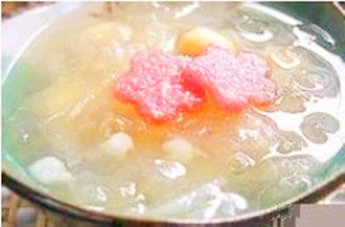 八道养生家常小菜做法:鲜百合雪梨瘦肉雪蛤汤