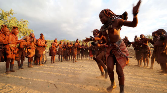 探访神奇的纳米比亚红泥人 用红泥清洁身体