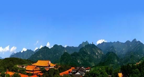 旅游 热点目的地 盘点国内十大高颜值名山 庐山    华山位于华阴县南