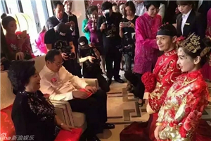 黄晓明baby孝敬父母 跪地斟茶领红包
