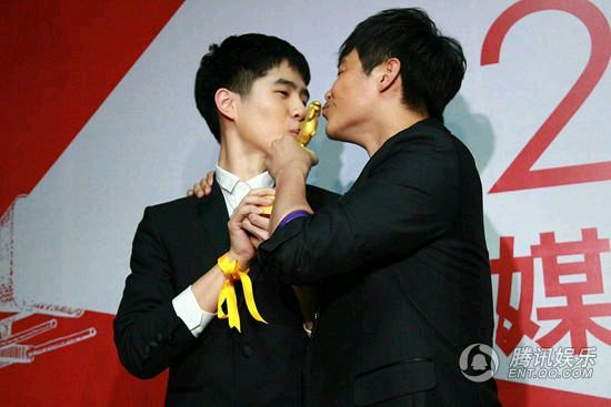 成大腕后还不忘提携晚辈的明星 陈思成和刘昊