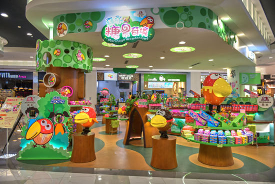 此次在永旺梦乐城(新区店)正式营业的森永形象店糖果奇境,是森永食品在中国大陆地区开设的首家形象店。店铺以森永卡通形象大嘴鸟以及糖果森林为主题概念,在店铺内设置多个互动游艺区。店内销售的产品不仅有以嗨啾为代表的国内产品,还包含了DARS(达诗)、BAKE(焙克力)等在日本极具人气的进口产品,同时森永卡通形象大嘴鸟的系列周边也在此发售。森永首家形象店糖果奇境并非只是单纯的销售旗下产品,而是秉承森永的企业使命以食传递价值与感动,贡献于全世界儿童。为中国的孩子带来一个可以尽情玩闹,享