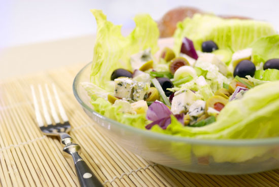 生活中8个饮食健康谣言:吃蔬菜沙拉可以减肥等