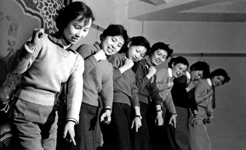 1980s关键词:喇叭裤,大风衣