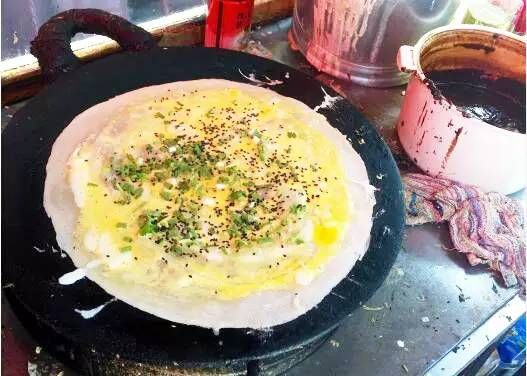 陪我们长大的早饭摊头:延吉东路鸡蛋饼摊_上海