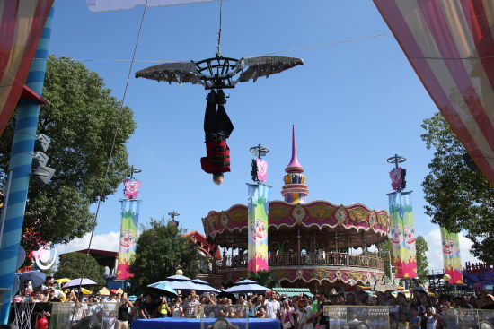 魔术大师欢乐谷内上演高空逃脱术