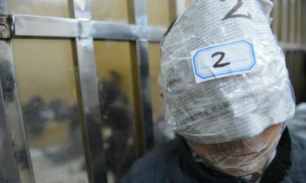 警方对嫌犯胶带封嘴(图)