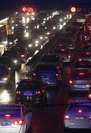 申城昨阴雨绵绵 高架与地面交通皆拥堵(图)_新浪上海