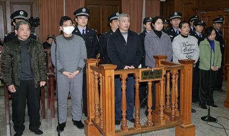 被控重大责任事故罪 闵行倒楼案六被告受审