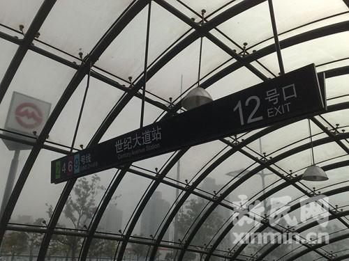 网友曝轨交世纪大道站残疾人升降梯成公厕(组图)_新浪上海_新浪网
