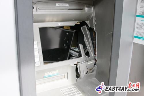 闵行一男子醉酒肇事 取款不成砸坏银行ATM机