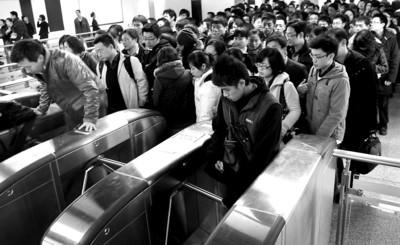 2号线间隔延长运能缩水35% 万人挤瘫张江站