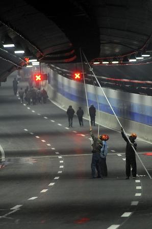 开车走完外滩隧道仅需5分钟