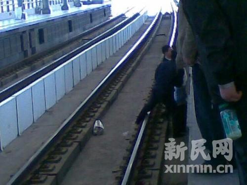 男子晕厥跌入3号线水产路站铁轨 列车紧急停车