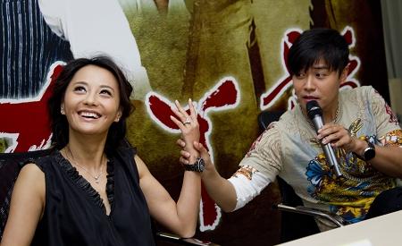  陈思成 将 马雅舒 的左手举起