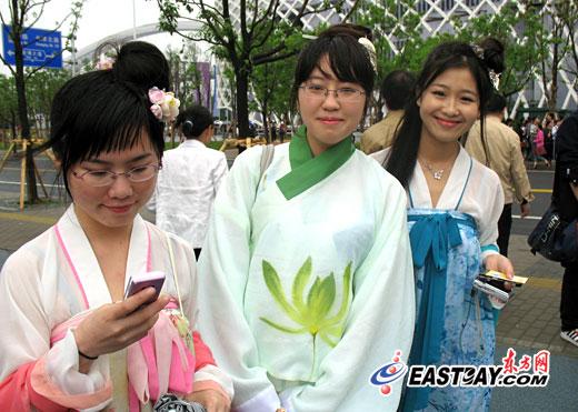 3名女大学生着汉服游世博引围观 称最想去中国