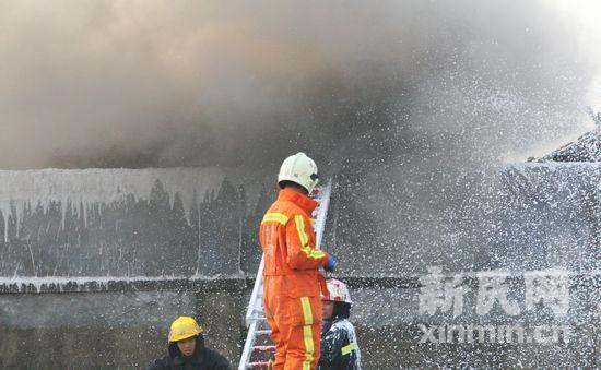 浦东一 废品回收站着火  浓烟滚滚市区可见(组图