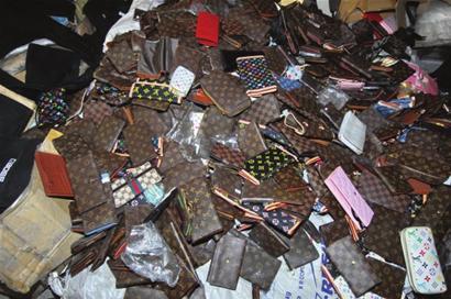 警方查获2吨假冒lv皮夹 供货商在沪落网