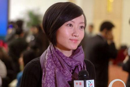 央视主播们深陷<em>尴尬</em>门 <em>短裤</em>男主播上镜_新浪