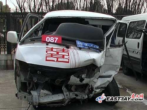 崇明一辆出租车路口连撞两车 致1死6伤(组图)