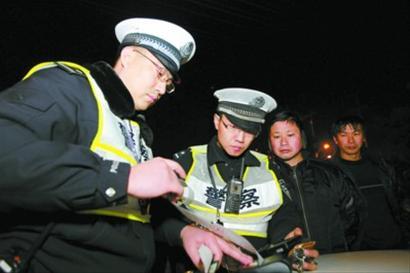 上海交警微博直播夜查酒驾 调侃中幽默劝戒