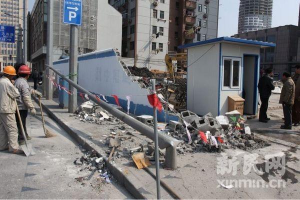虹口区东大名路一 在建工地 围墙 倒塌  砸伤两名