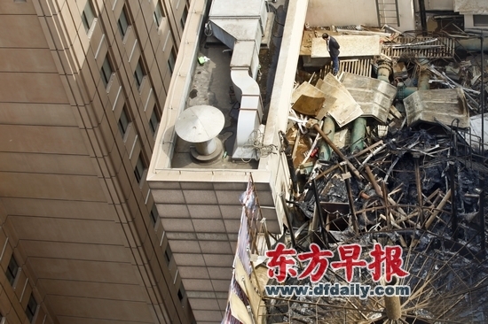 起火点为航站楼楼顶的冷却塔(右下),烧得只剩骨架。早报见习记者 苗奥 图 昨天13点10分左右,南京西路常德路口的城市航站楼楼顶突然起火,冒出滚滚黑烟,所幸消防车及时赶到,火势很快被扑灭,没有造成人员伤亡。据了解,起火原因可能系焊接工人操作不当引燃隔热材料。 南京西路部分路段封闭 事发时,南京西路1600号上海城市航站楼11楼楼顶冒出的黑烟一度将附近的酒店笼罩,记者在相隔数百米的延安中路上也看到了滚滚浓烟。 城市航站楼北侧宏安瑞士大酒店的员工葛玉龙是最早发现火情的人之一。葛玉龙说,当时他