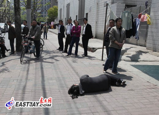 斜土路一妙龄女子突然晕倒路边 系抑郁症患者