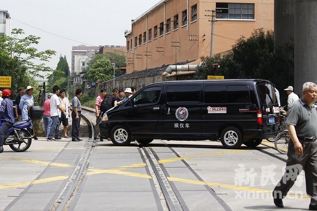 殡仪车. 新民网记者 萧君玮 翔殷路现场回传